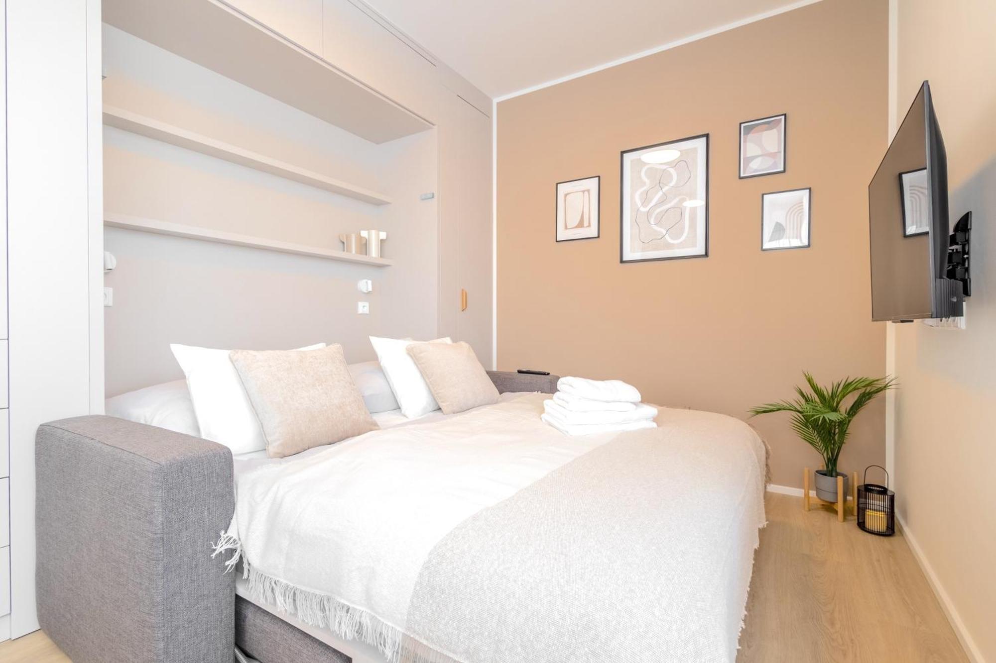 Bright 2br - 8th Floor, Balcony, Free Parking - By Gravity Apartmán *