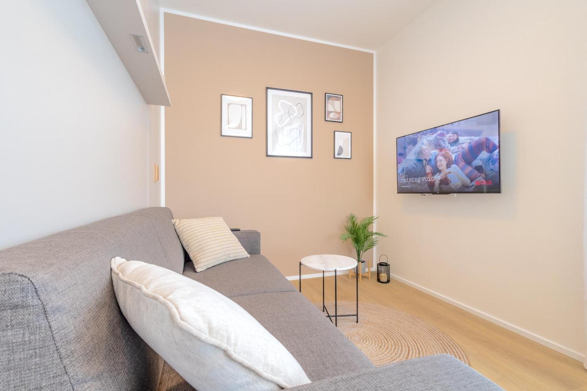 Bright 2br - 8th Floor, Balcony, Free Parking - By Gravity Apartmán