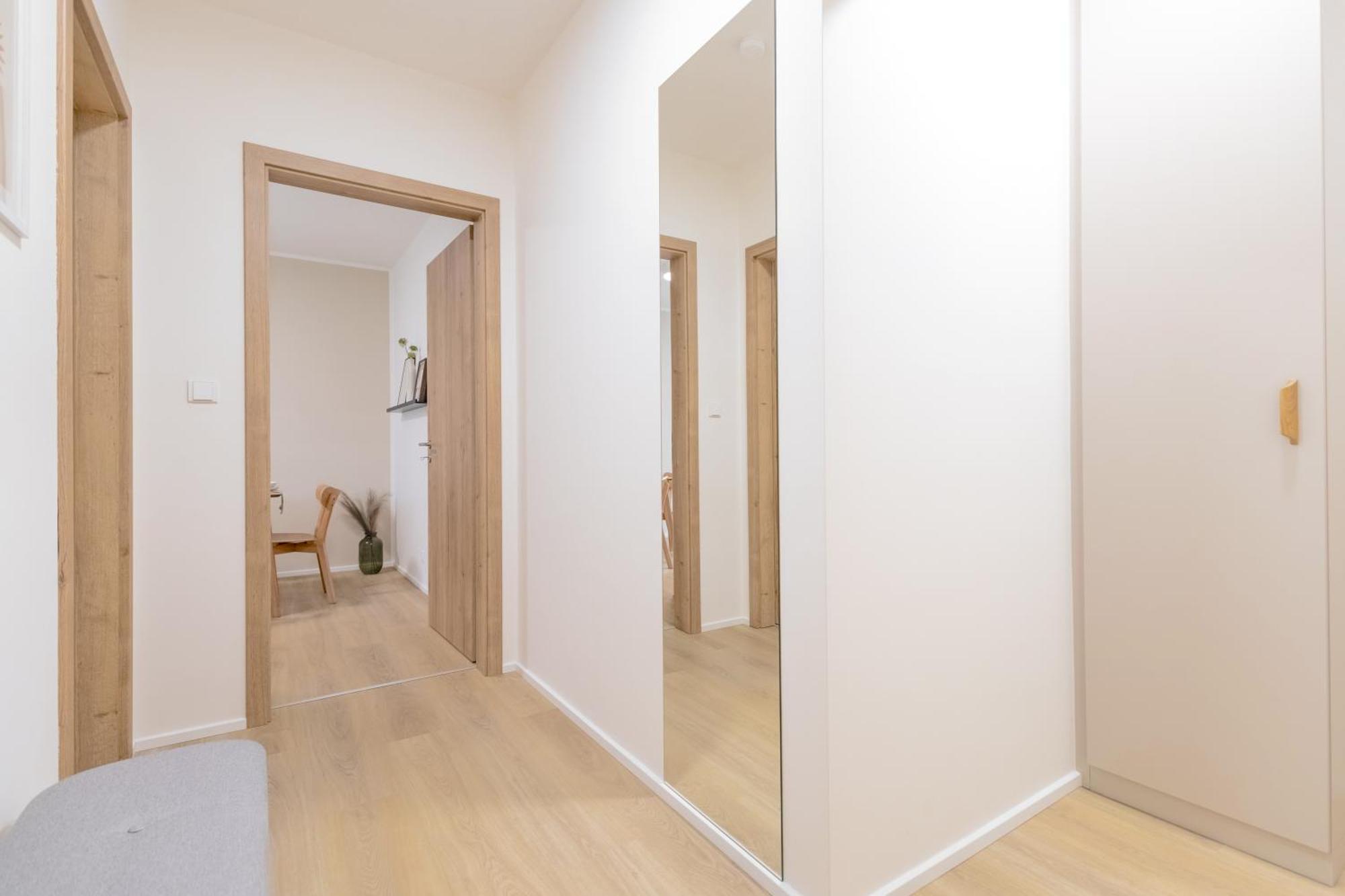 Bright 2br - 8th Floor, Balcony, Free Parking - By Gravity Apartmán