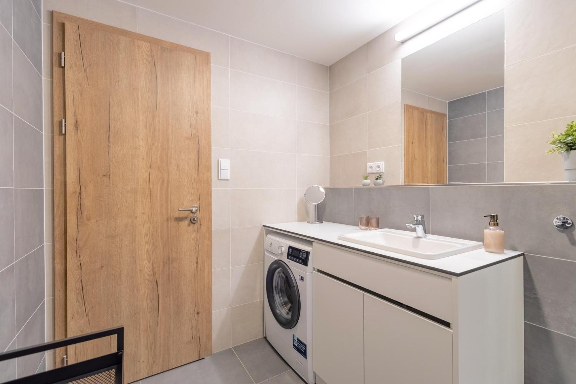 Bright 2br - 8th Floor, Balcony, Free Parking - By Gravity Apartmán Prague