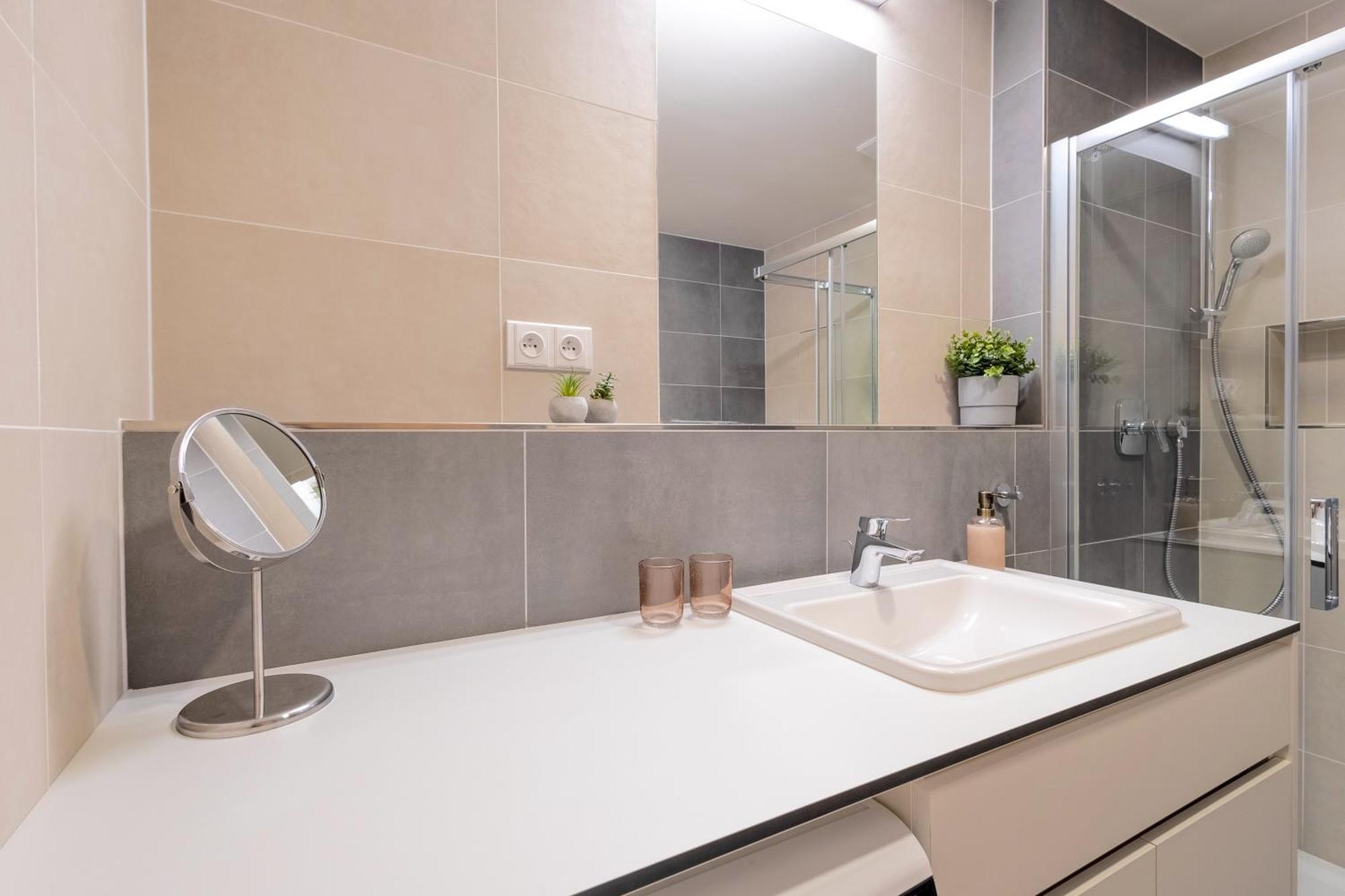 Apartmán Bright 2br - 8th Floor, Balcony, Free Parking - By Gravity Prague