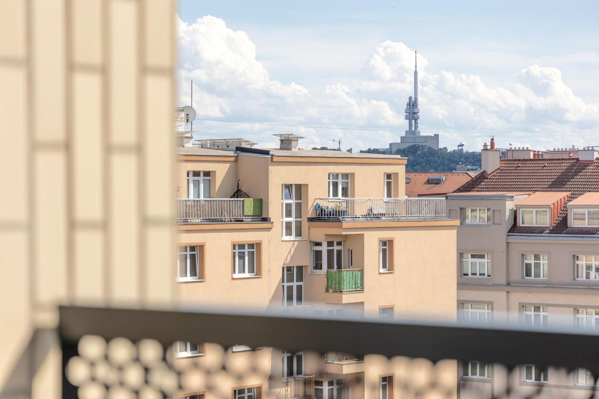 Bright 2br - 8th Floor, Balcony, Free Parking - By Gravity Apartmán